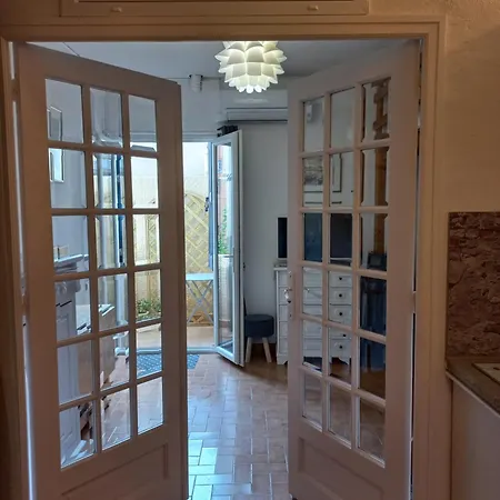 Studio De 2 Pieces, Calme, 1er Etage *